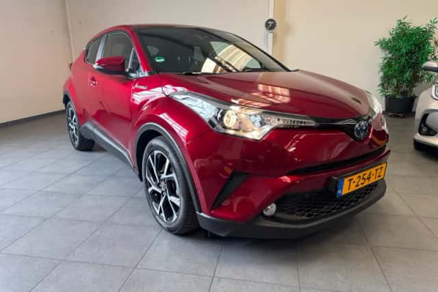 Toyota C-HR (2019) thumbnail 3