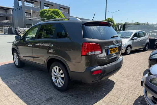 Kia Sorento (2011) thumbnail 3