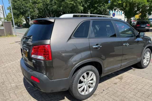 Kia Sorento (2011) thumbnail 4
