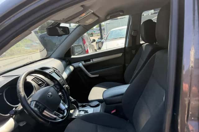 Kia Sorento (2011) thumbnail 6
