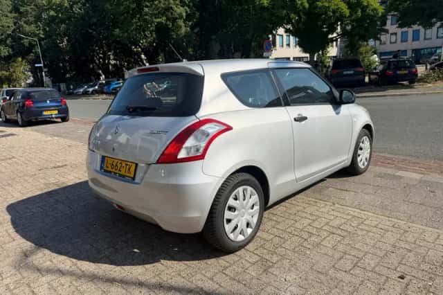 Suzuki Swift (2012) thumbnail 3