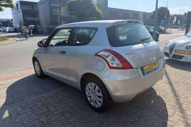 Suzuki Swift (2012) thumbnail 4