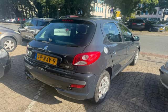 Peugeot 206+ (2011) thumbnail 3