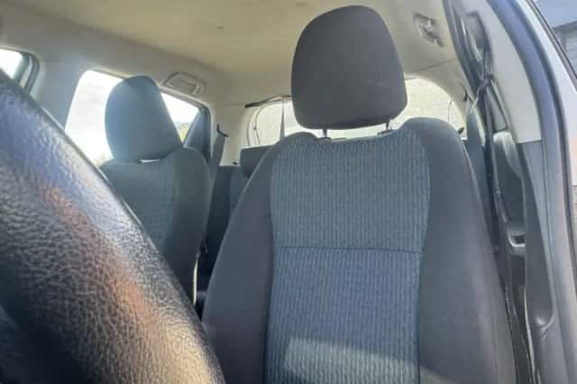 Toyota Yaris (2012) thumbnail 4