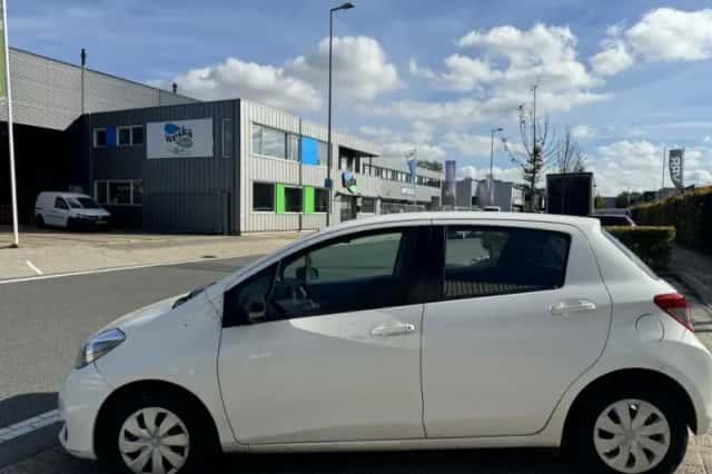 Toyota Yaris (2012) thumbnail 6