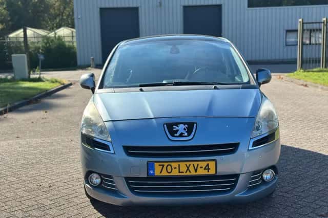 Peugeot 5008 (2010) thumbnail 2