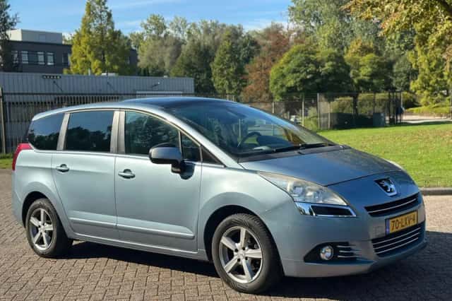 Peugeot 5008 (2010) thumbnail 3