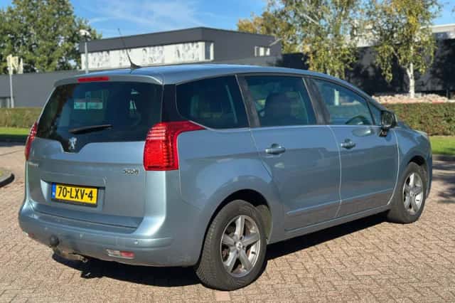 Peugeot 5008 (2010) thumbnail 5