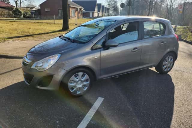 Opel Corsa (2011) thumbnail 3