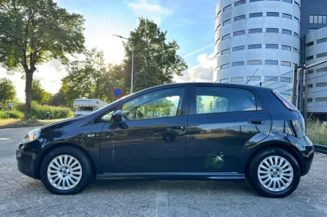 Fiat Punto (2010) thumbnail 2