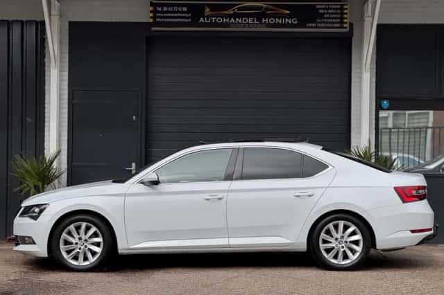 Škoda Superb (2019) thumbnail 2