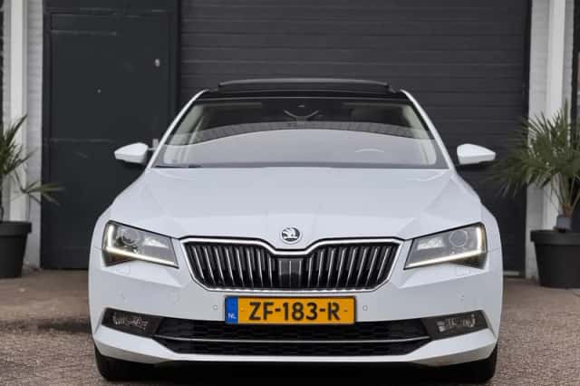 Škoda Superb (2019) thumbnail 4