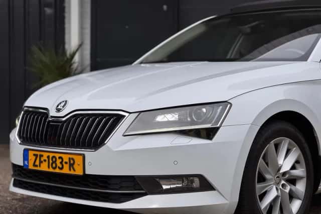 Škoda Superb (2019) thumbnail 6