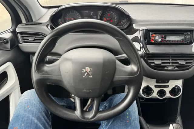 Peugeot 208 (2014) thumbnail 3