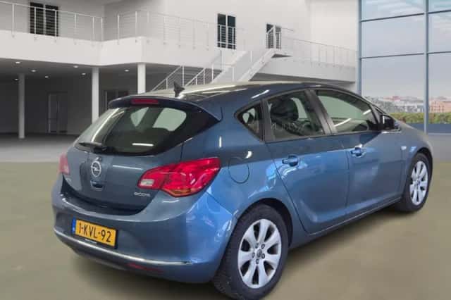 Opel Astra (2013) thumbnail 3