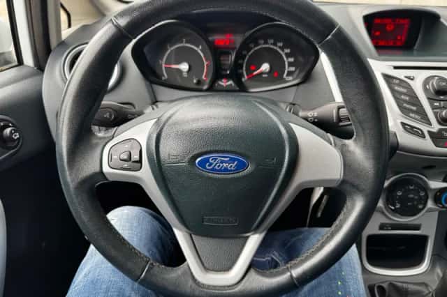 Ford Fiesta (2012) thumbnail 3