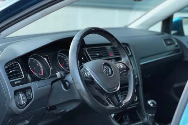 Volkswagen Golf (2015) thumbnail 3