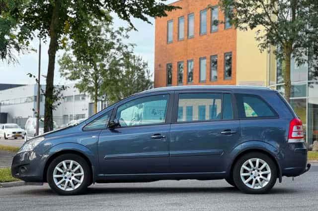 Opel Zafira (2008) thumbnail 2