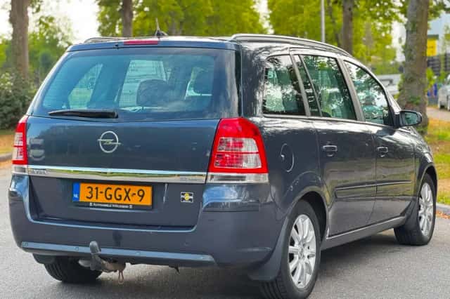 Opel Zafira (2008) thumbnail 4
