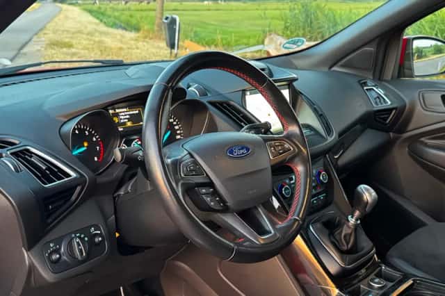 Ford Kuga (2018) thumbnail 3