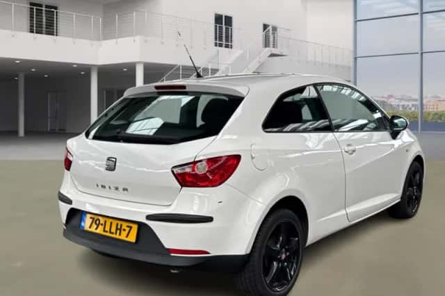 SEAT Ibiza (2010) thumbnail 3