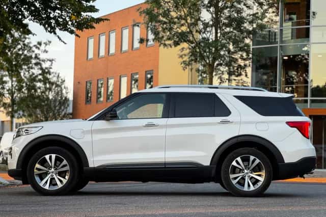 Ford Explorer (2020) thumbnail 2