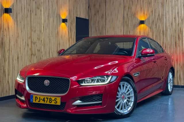 Jaguar XE (2017) thumbnail 1