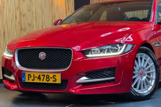 Jaguar XE (2017) thumbnail 2