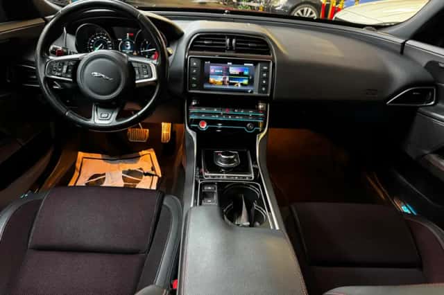 Jaguar XE (2017) thumbnail 3