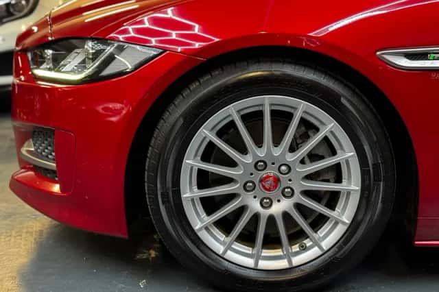Jaguar XE (2017) thumbnail 5