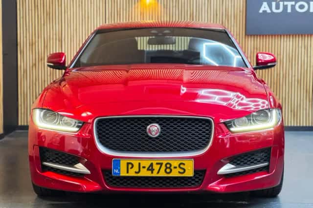 Jaguar XE (2017) thumbnail 6