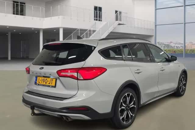 Ford Focus (2021) thumbnail 3
