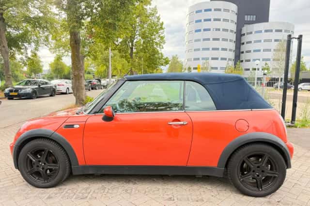 MINI Cabrio (2004) thumbnail 2