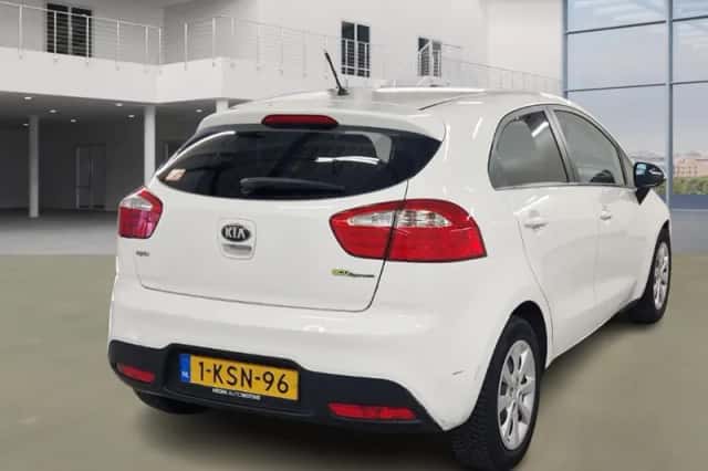 Kia Rio (2013) thumbnail 3