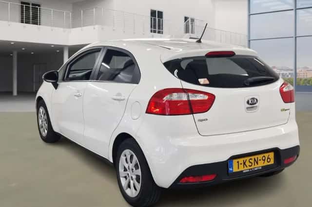 Kia Rio (2013) thumbnail 4