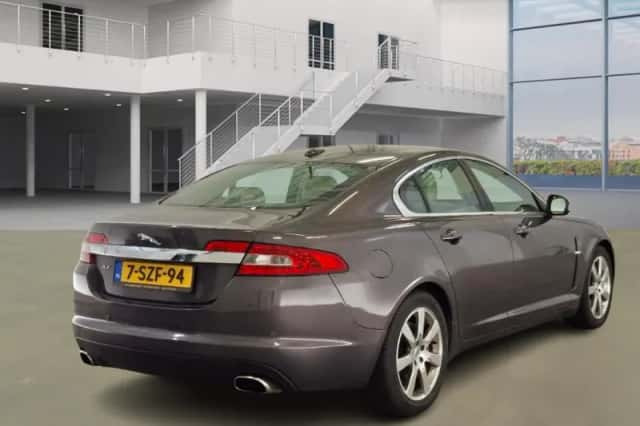 Jaguar XF (2008) thumbnail 3