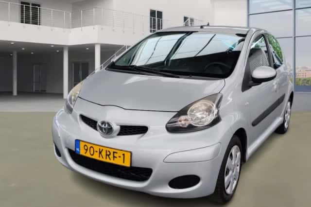 Toyota Aygo (2010) thumbnail 2