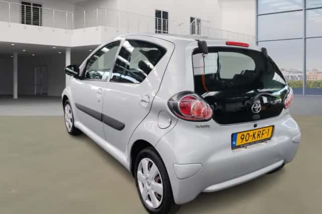 Toyota Aygo (2010) thumbnail 3