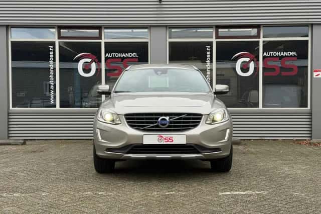 Volvo XC60 (2015) thumbnail 2