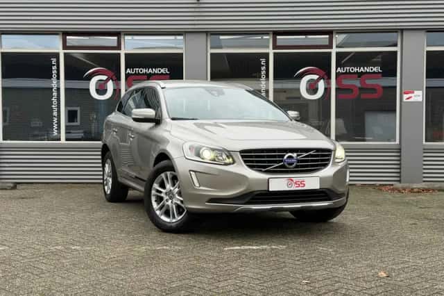 Volvo XC60 (2015) thumbnail 3