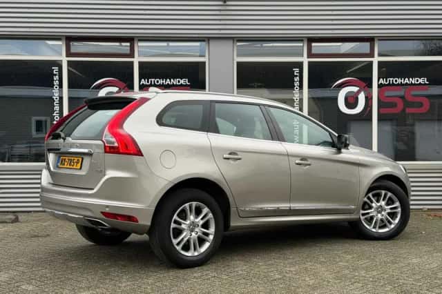 Volvo XC60 (2015) thumbnail 4