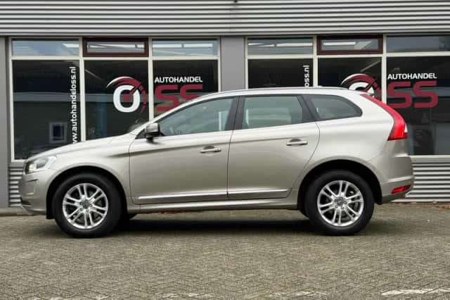 Volvo XC60 (2015) thumbnail 5