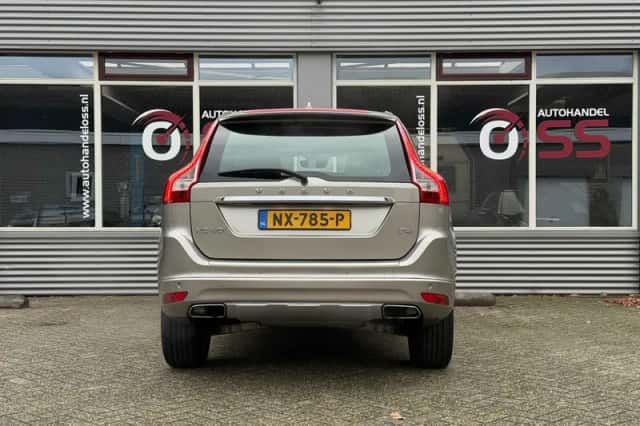 Volvo XC60 (2015) thumbnail 6