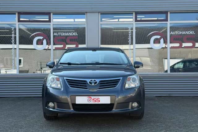 Toyota Avensis (2011) thumbnail 2