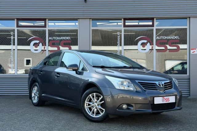 Toyota Avensis (2011) thumbnail 3