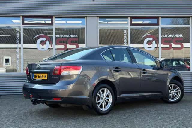Toyota Avensis (2011) thumbnail 4