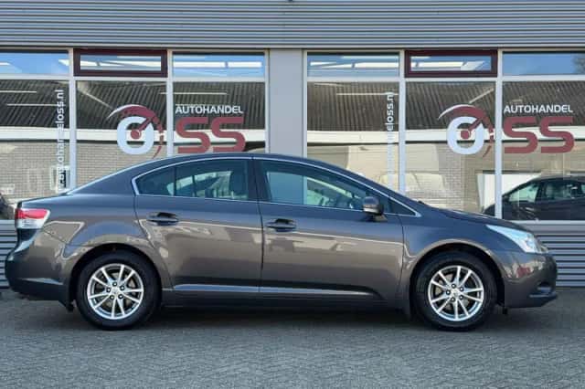 Toyota Avensis (2011) thumbnail 5