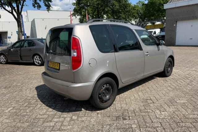 Škoda Roomster (2007) thumbnail 4