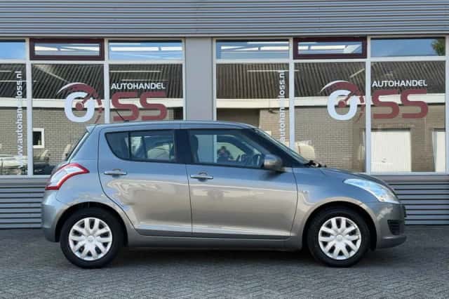 Suzuki Swift (2011) thumbnail 5