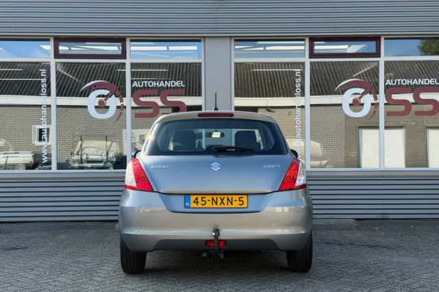 Suzuki Swift (2011) thumbnail 6